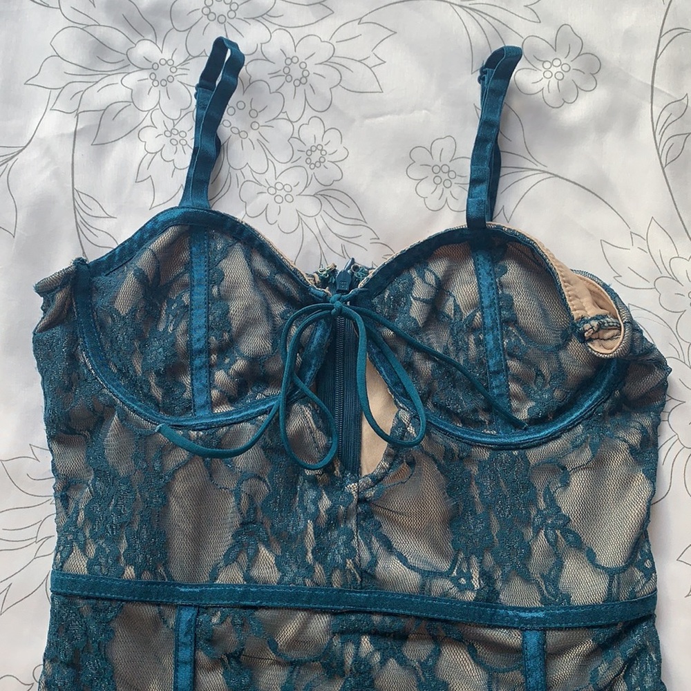 Superdown Dress - Picture 2 of 8